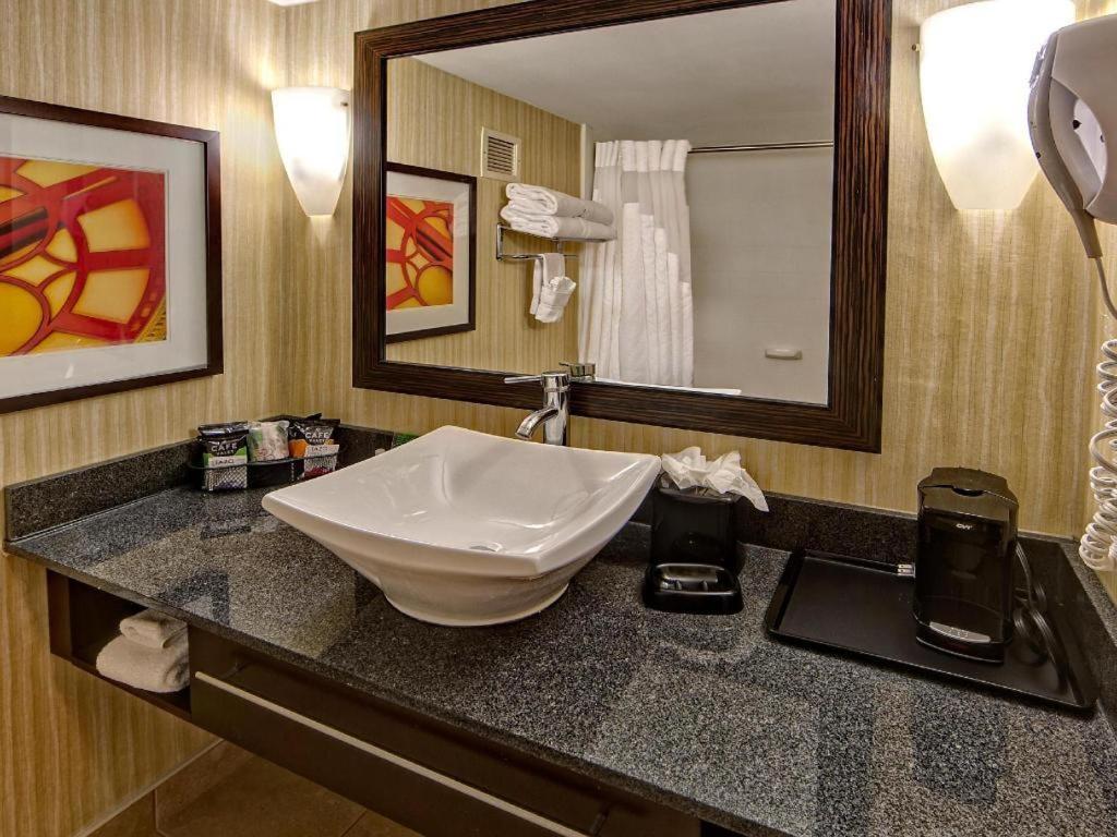 Clarion Hotel & Suites Conference Center Memphis Airport Eksteriør bilde